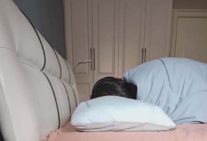 热得睡不着？入手添眠水气浮力枕来解决入睡困难的难题