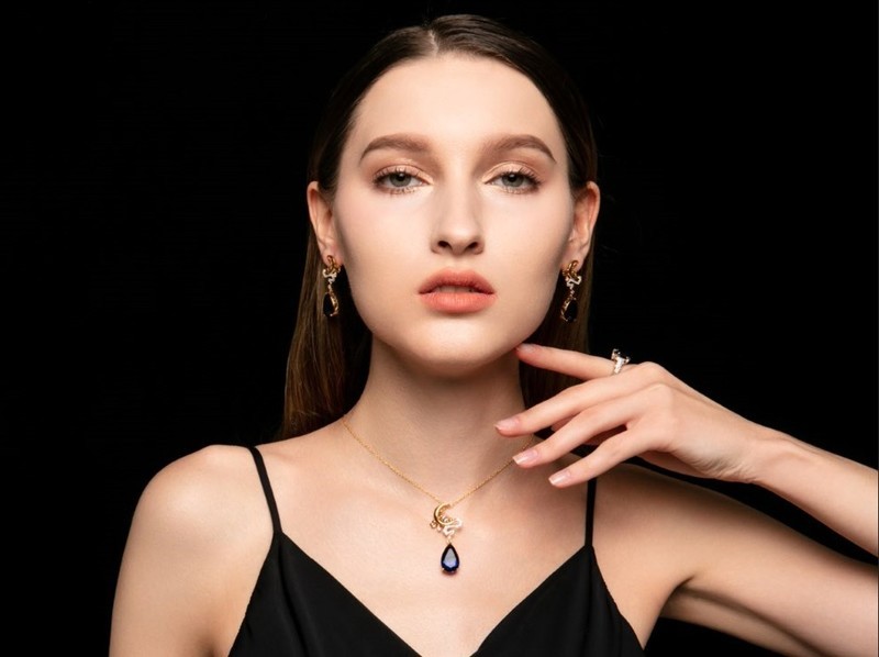 必知！红蓝宝化身职场 “加分神器”、晚宴 “吸睛法宝” 的佩戴秘诀