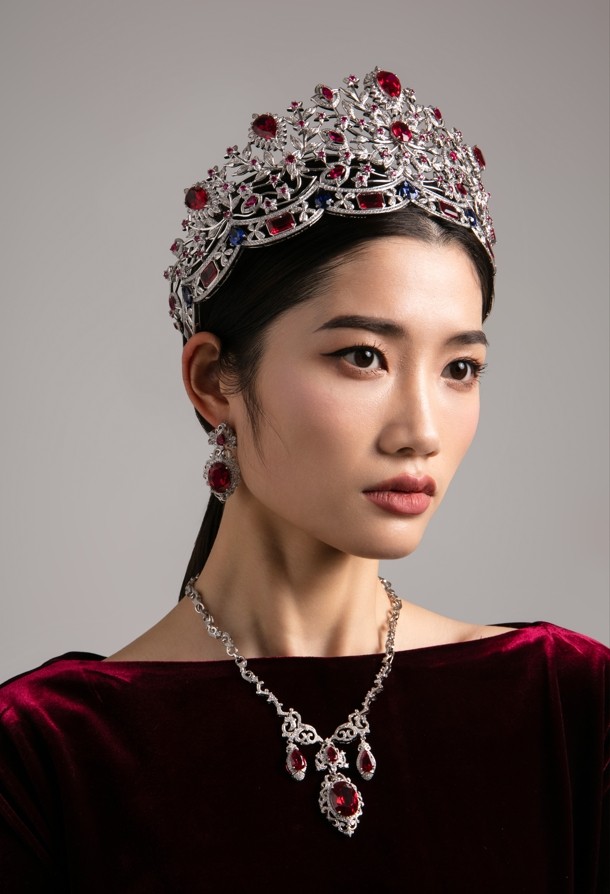 必知！红蓝宝化身职场 “加分神器”、晚宴 “吸睛法宝” 的佩戴秘诀