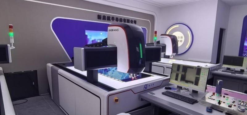 选态信号的 COM 线和 SEG 线，通过光通过率变化，实现液晶线路检测和修复