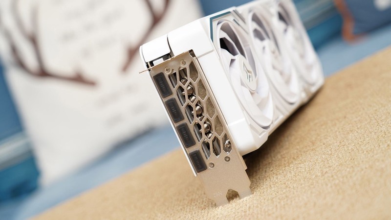 颜值性能我全都要，影驰金属大师5080评测&白色海景房主机分享