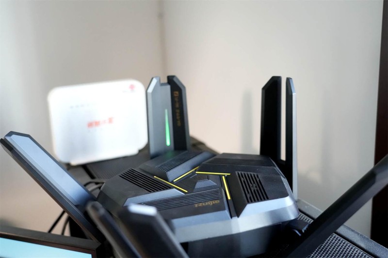 锐捷天蝎路由BE72Pro：9网口9天线9颗FEM，AI黑科技让信号无死角