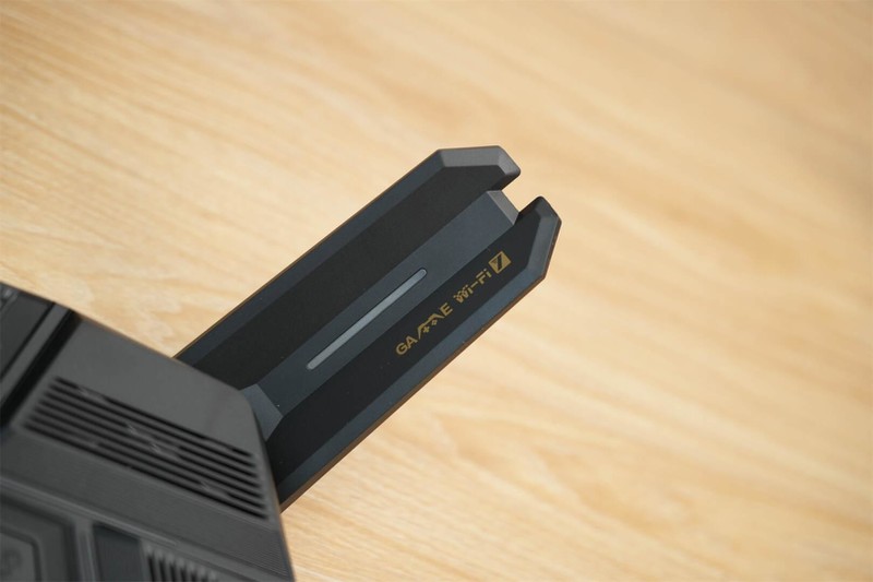 锐捷天蝎路由BE72Pro：9网口9天线9颗FEM，AI黑科技让信号无死角