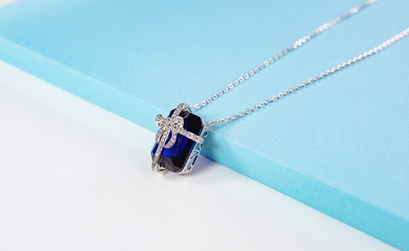 必知！红蓝宝化身职场 “加分神器”、晚宴 “吸睛法宝” 的佩戴秘诀