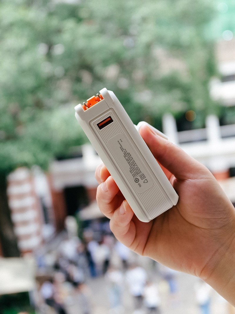 充电宝+充电器+数据线+无线充？锦读闪电魔方上手体验