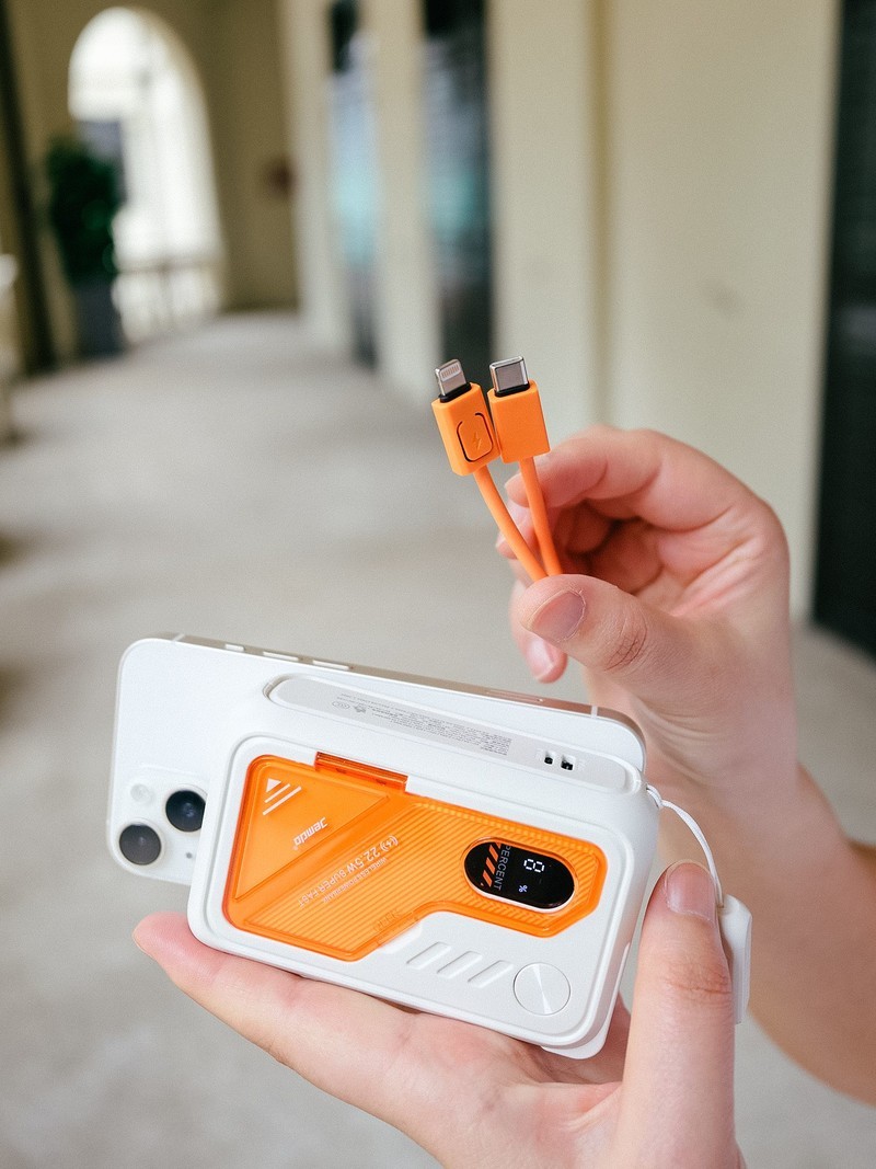 充电宝+充电器+数据线+无线充？锦读闪电魔方上手体验