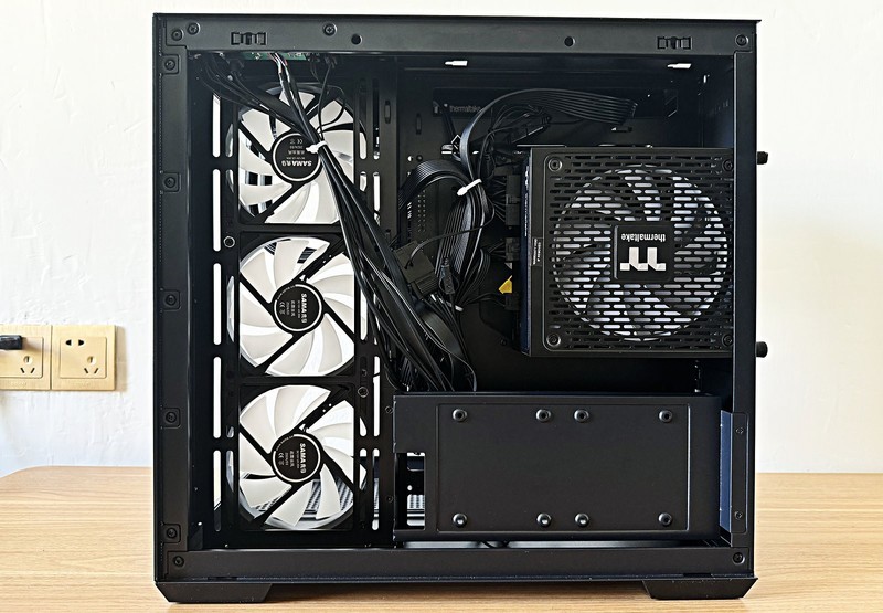 朋友装机非要低调一些，那就选钢影透EX海景房机箱黑色版吧