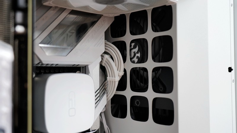 优化垂直风道几何未来罗汉装机show:12900K+吹雪Z690+XPG DDR5内存配置