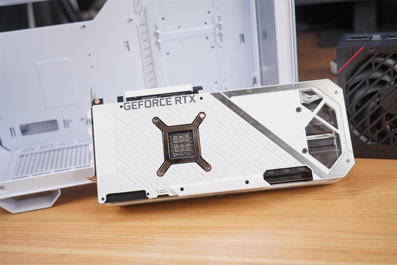白色“海景别墅”的重要一环，有颜值有性能，ROG RTX3080值得拥有