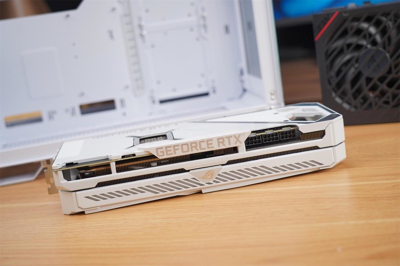 白色“海景别墅”的重要一环，有颜值有性能，ROG RTX3080值得拥有