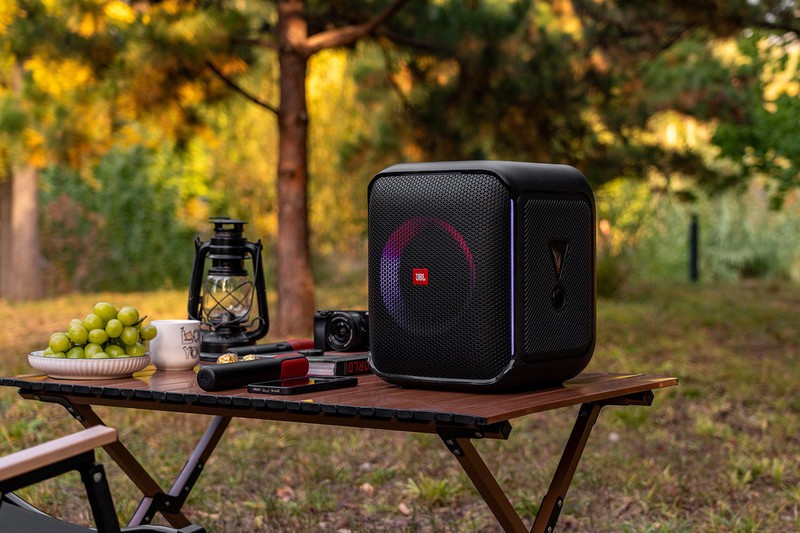 JBL PartyBox Encore音乐战将欢唱版：户外露营，能听能唱随你浪