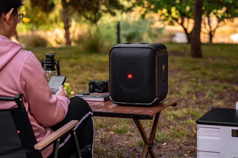 JBL PartyBox Encore音乐战将欢唱版：户外露营，能听能唱随你浪