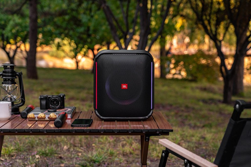 JBL PartyBox Encore音乐战将欢唱版：户外露营，能听能唱随你浪