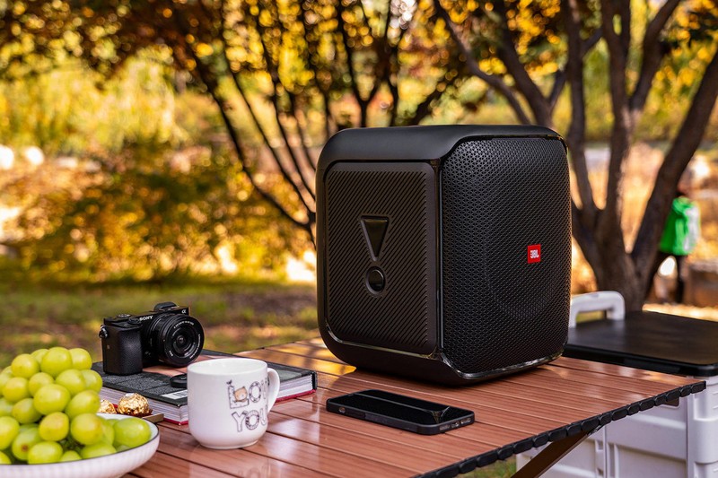 JBL PartyBox Encore音乐战将欢唱版：户外露营，能听能唱随你浪