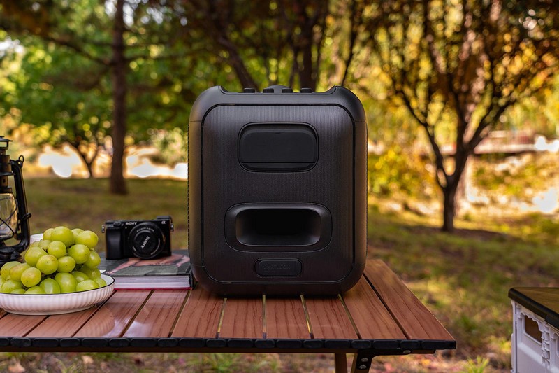 JBL PartyBox Encore音乐战将欢唱版：户外露营，能听能唱随你浪