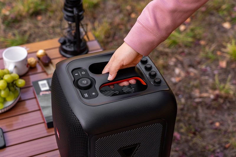 JBL PartyBox Encore音乐战将欢唱版：户外露营，能听能唱随你浪