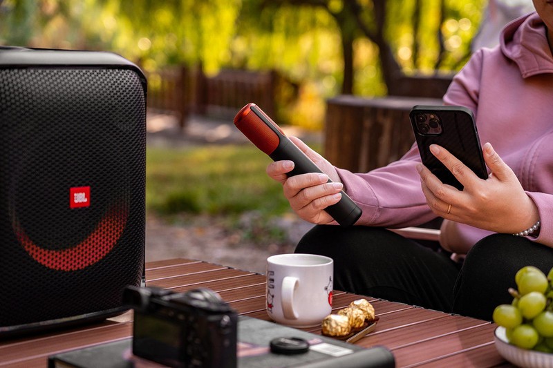 JBL PartyBox Encore音乐战将欢唱版：户外露营，能听能唱随你浪
