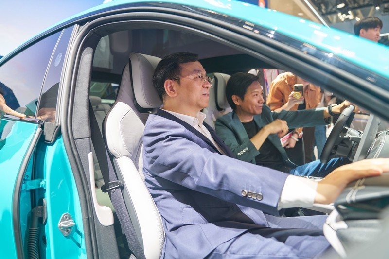 比亚迪王传福到小米展台和雷军沟通，双方表示要加大合作深度？