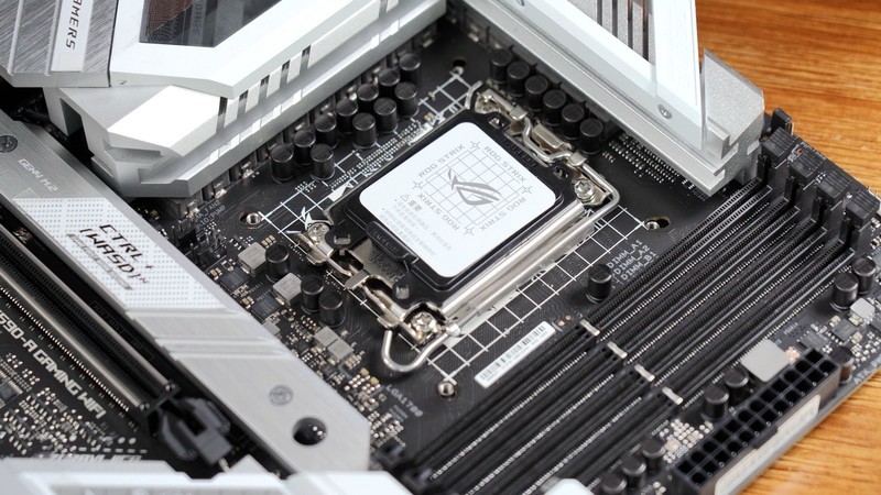 优化垂直风道几何未来罗汉装机show:12900K+吹雪Z690+XPG DDR5内存配置