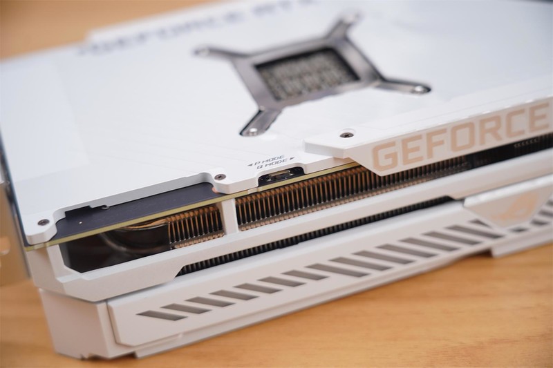 白色“海景别墅”的重要一环，有颜值有性能，ROG RTX3080值得拥有