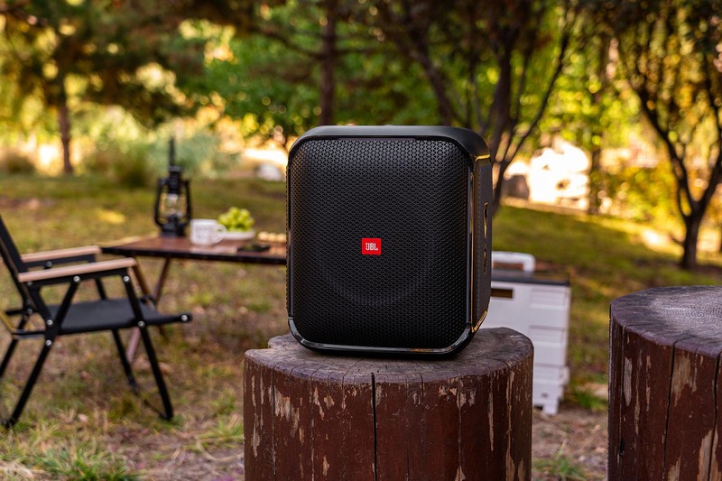 JBL PartyBox Encore音乐战将欢唱版：户外露营，能听能唱随你浪