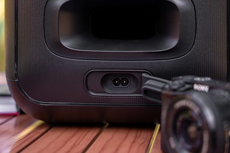 JBL PartyBox Encore音乐战将欢唱版：户外露营，能听能唱随你浪