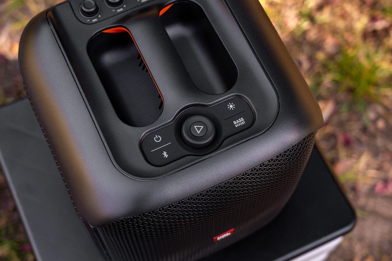 JBL PartyBox Encore音乐战将欢唱版：户外露营，能听能唱随你浪