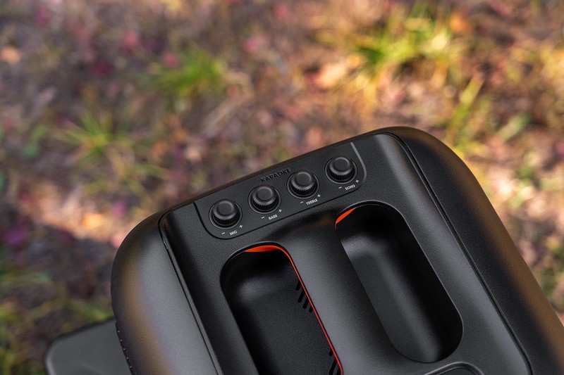 JBL PartyBox Encore音乐战将欢唱版：户外露营，能听能唱随你浪