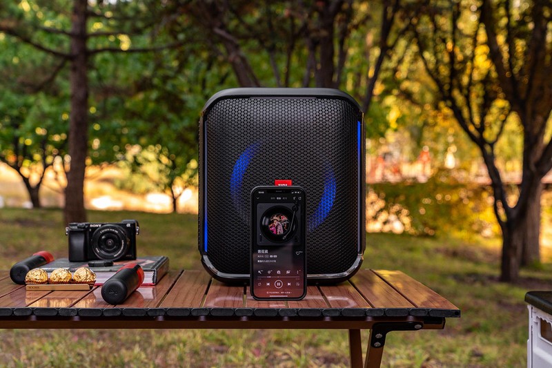 JBL PartyBox Encore音乐战将欢唱版：户外露营，能听能唱随你浪