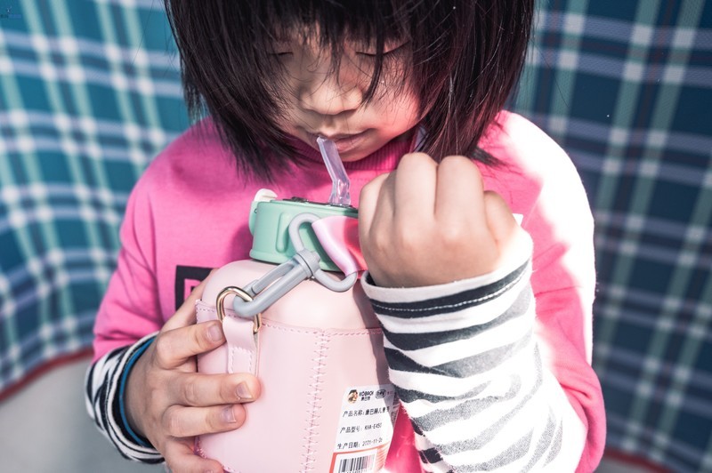 安全好用的儿童水杯，容量大还能长效保温，康巴赫儿童保温杯上手