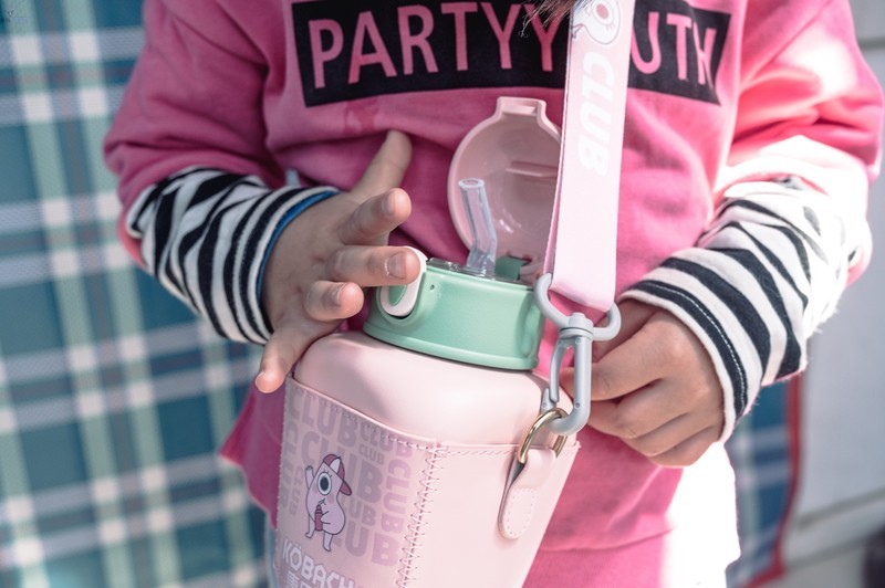 安全好用的儿童水杯，容量大还能长效保温，康巴赫儿童保温杯上手