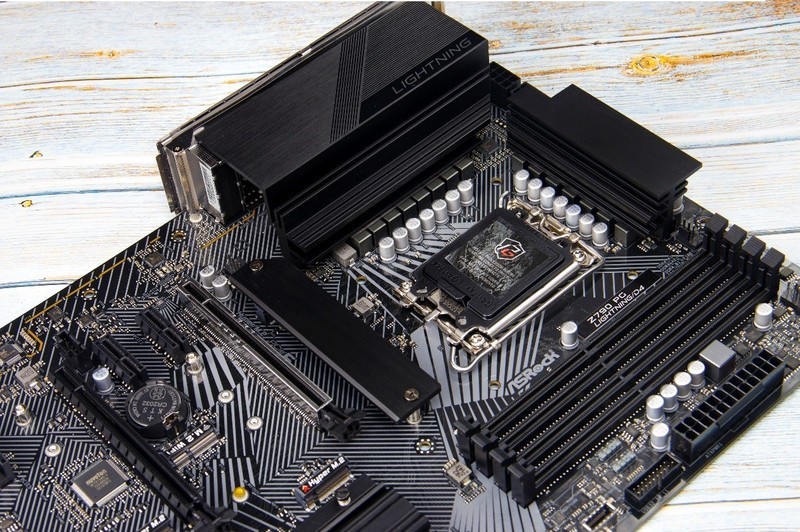 DDR4和13代酷睿更配，华擎Z790 PG Lightning/D4装机实测