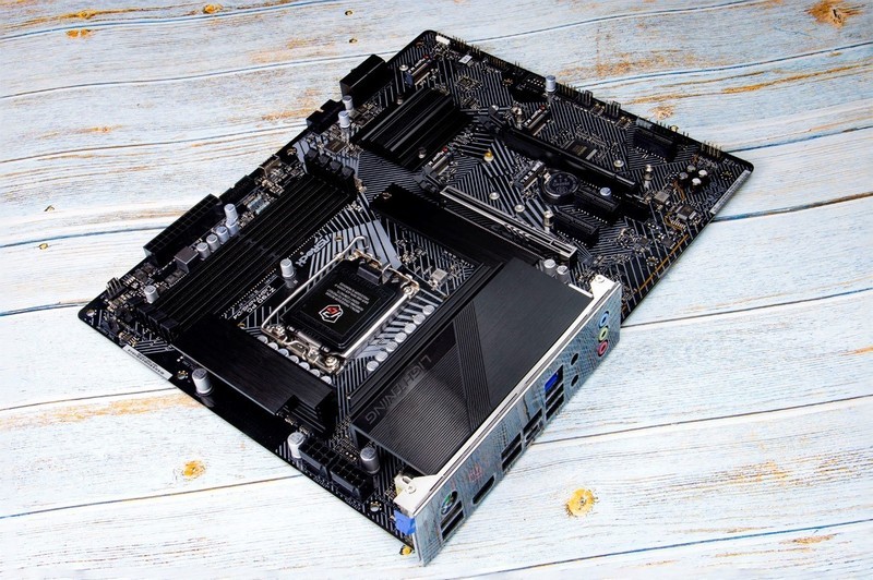 DDR4和13代酷睿更配，华擎Z790 PG Lightning/D4装机实测