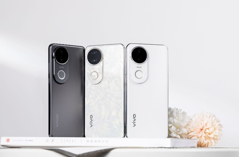 vivo S20外观评测：凤羽金流光溢彩，轻薄手感更出色