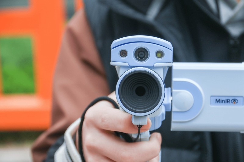 热像仪到底有多牛？消费级飒特红外MinIR256评测，国内首款可翻转屏