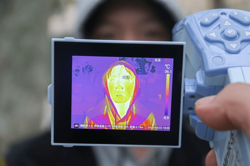 热像仪到底有多牛？消费级飒特红外MinIR256评测，国内首款可翻转屏