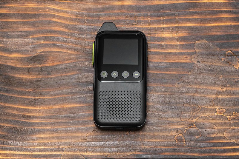 极蜂公网对讲机M303：不仅是外观的进化，打破通话距离限制更重要