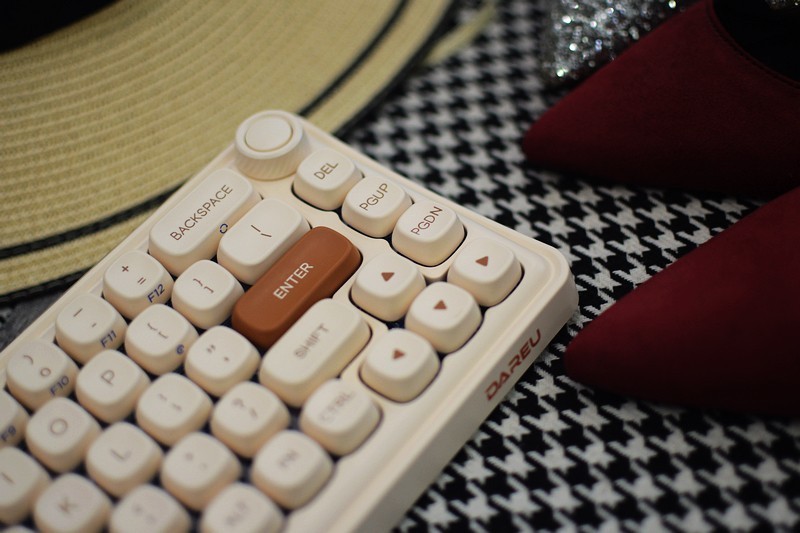 达尔优小方糖Z68三模机械键盘：舒适与颜值并存的桌面新宠