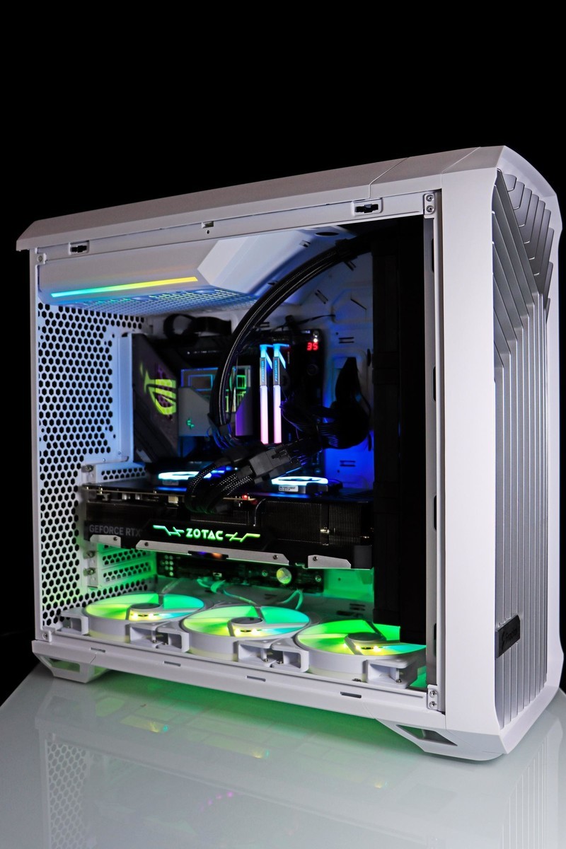 顶级显卡与顶级 CPU 的绝配！分形工艺 Torrent Compact RGB 极光白