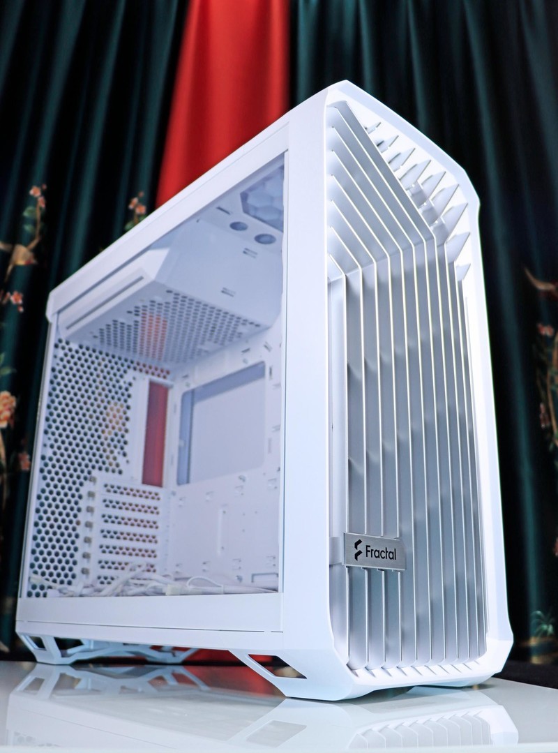 顶级显卡与顶级 CPU 的绝配！分形工艺 Torrent Compact RGB 极光白
