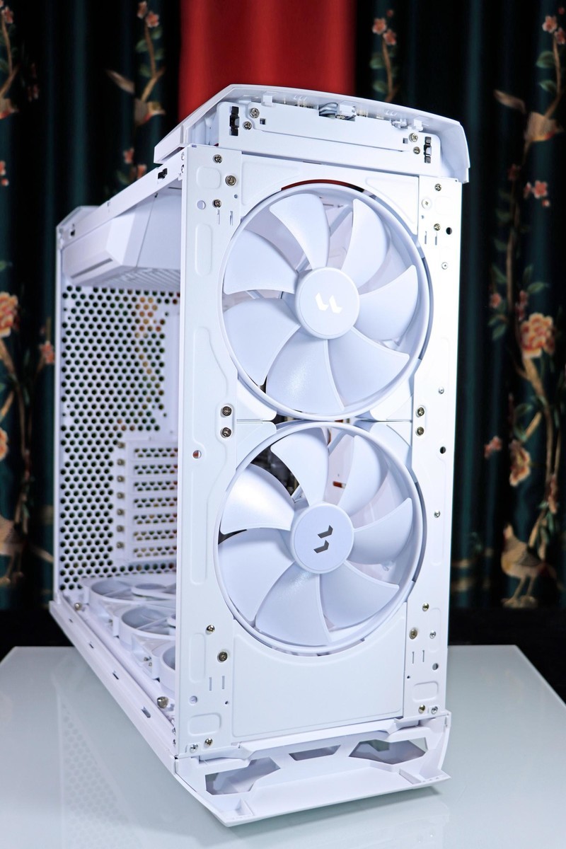 顶级显卡与顶级 CPU 的绝配！分形工艺 Torrent Compact RGB 极光白