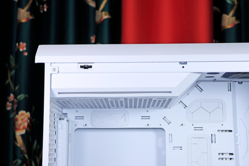 顶级显卡与顶级 CPU 的绝配！分形工艺 Torrent Compact RGB 极光白