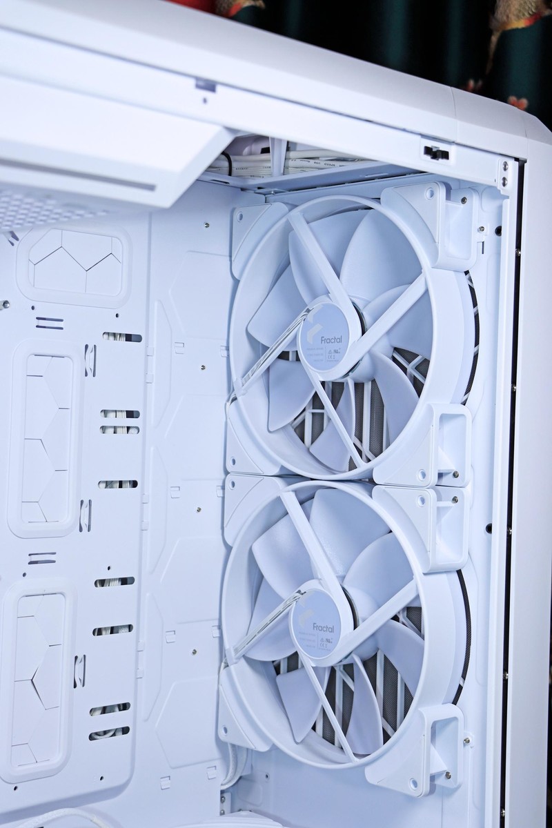 顶级显卡与顶级 CPU 的绝配！分形工艺 Torrent Compact RGB 极光白