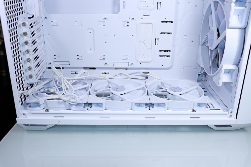 顶级显卡与顶级 CPU 的绝配！分形工艺 Torrent Compact RGB 极光白