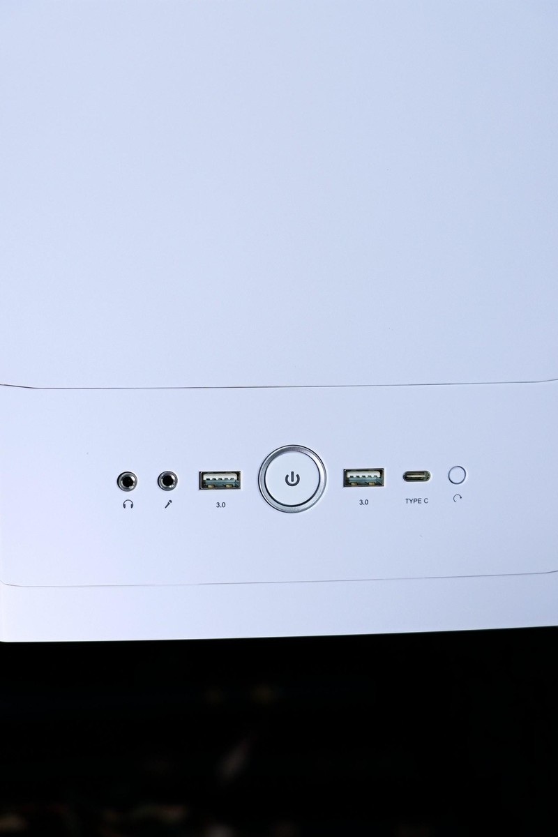 顶级显卡与顶级 CPU 的绝配！分形工艺 Torrent Compact RGB 极光白