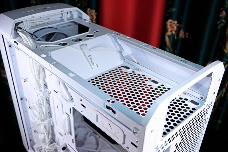 顶级显卡与顶级 CPU 的绝配！分形工艺 Torrent Compact RGB 极光白