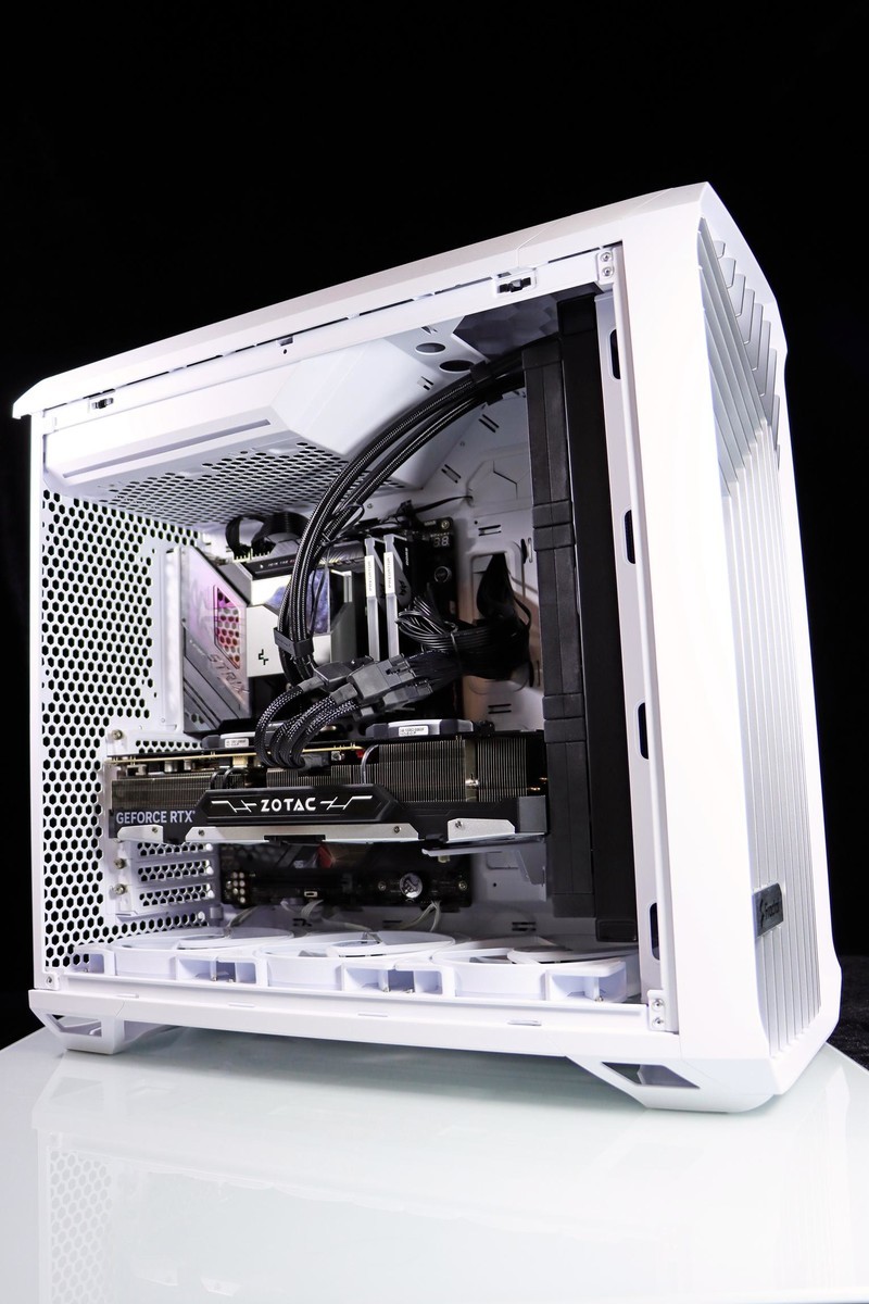 顶级显卡与顶级 CPU 的绝配！分形工艺 Torrent Compact RGB 极光白