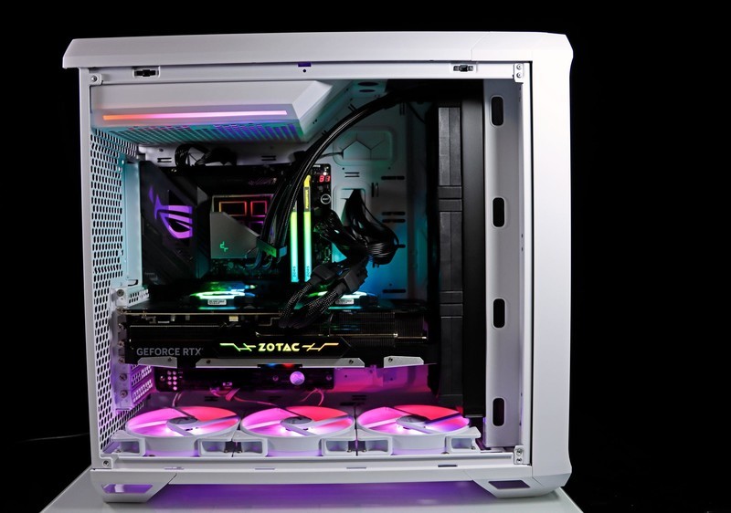 顶级显卡与顶级 CPU 的绝配！分形工艺 Torrent Compact RGB 极光白