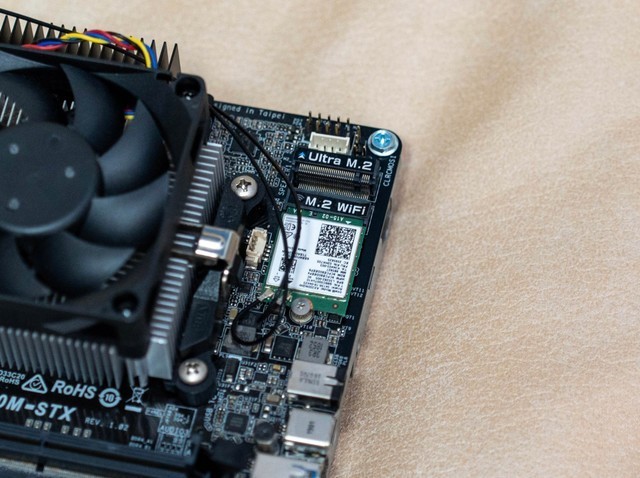 我花了600块淘了一台和茅台一样大的小主机，华擎Deskmini A300装机记