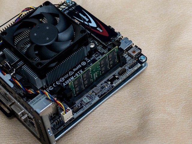 我花了600块淘了一台和茅台一样大的小主机，华擎Deskmini A300装机记